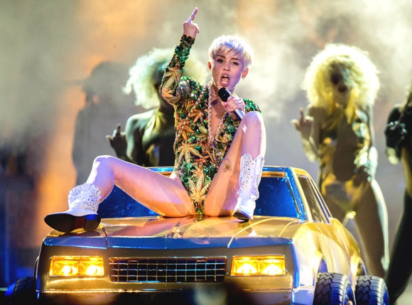 Miley Cyrus phan khang truoc lenh cam dien vi qua tho tuc hinh anh