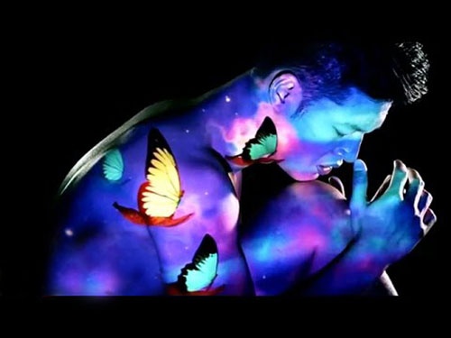 Đức Tuấn khỏa thân sử dụng body art trong MV Đường chiều lá rụng.