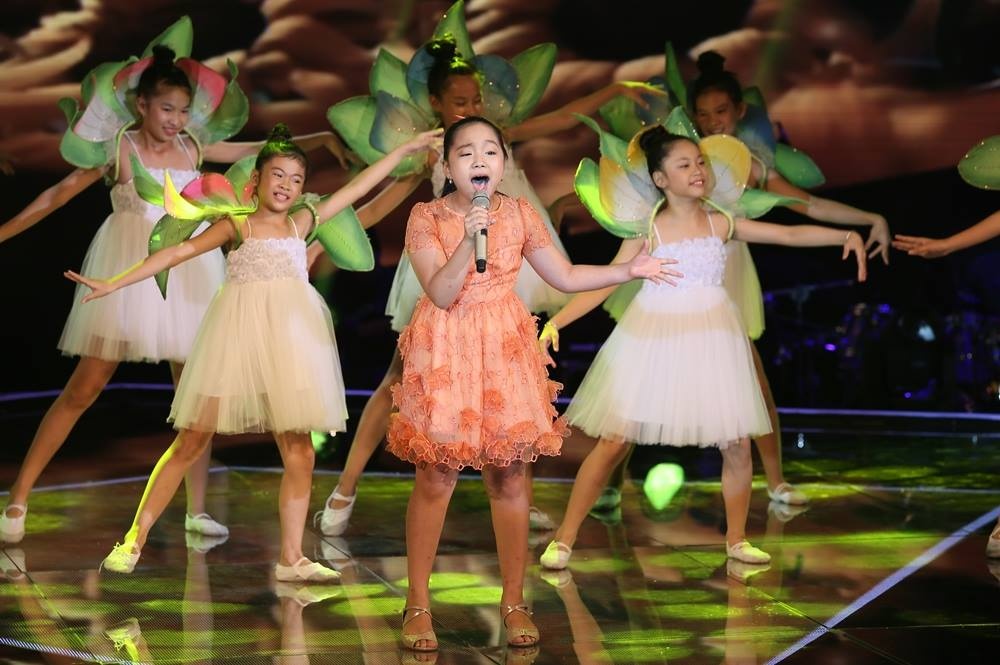 Linh Nhi hat 'Cam on mua thu' hinh anh