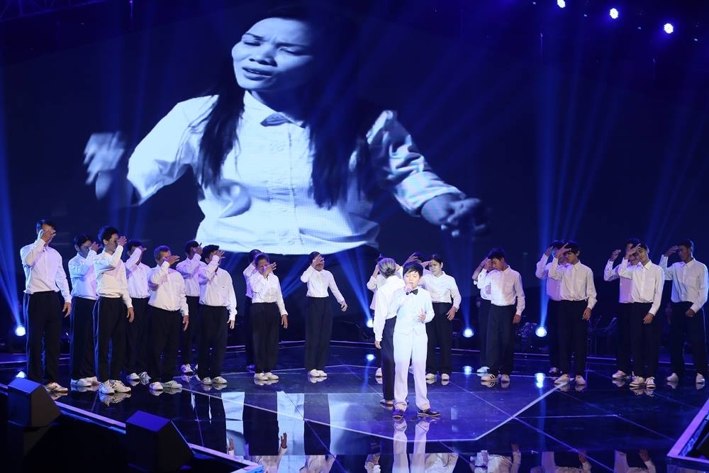 Mai Chi Cong hat 'Cha va con trai' hinh anh