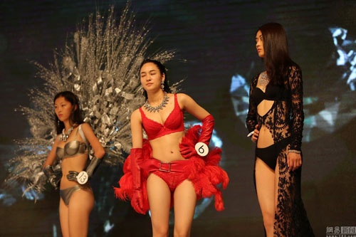 Lo anh hau truong xau xi cua thi sinh hoa hau Trung Quoc hinh anh