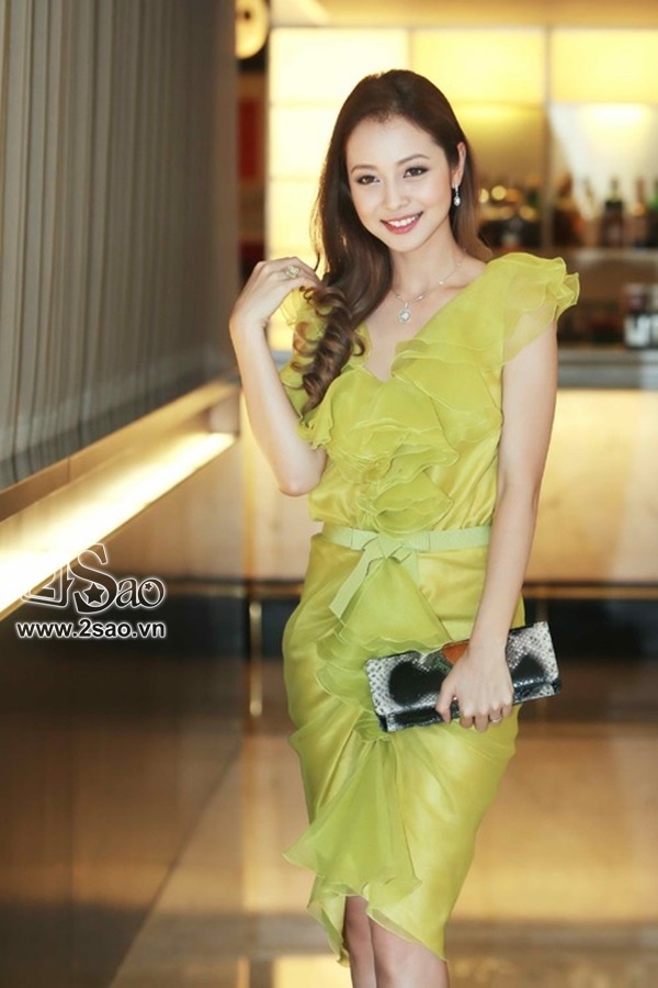 Chiếc đầm bèo nhún khá đẹp mắt nhưng rất tiếc là thiết kế của nó dường như có  vẻ quá cũ so với xu hướng thời trang hiện nay.