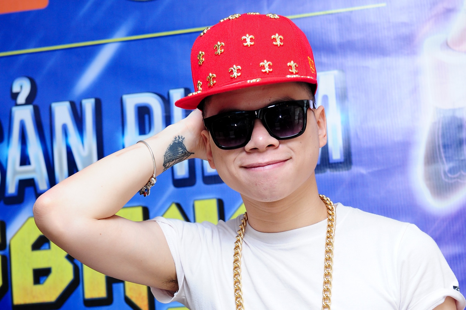 Hoang Ton khoe hinh xam va phu kien ham ho hinh anh