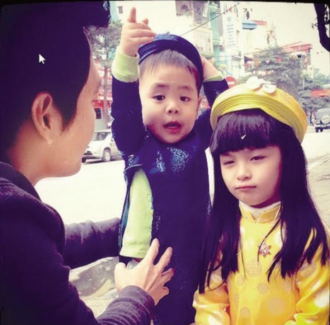 Phan Anh cùng con gái lớn Bảo Anh và bé út Bảo Minh chụp trong dịp Tết Nguyên Đán 2014. Bé Bảo Anh năm nay học lớp một. Thông tin và hình ảnh của bé được bố thường xuyên cập nhật, chia sẻ với các fan trên Facebook.