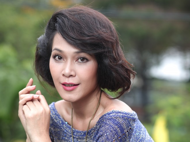 Dinh Y Nhung bi cua do bang 5 bong hoa da quy hinh anh