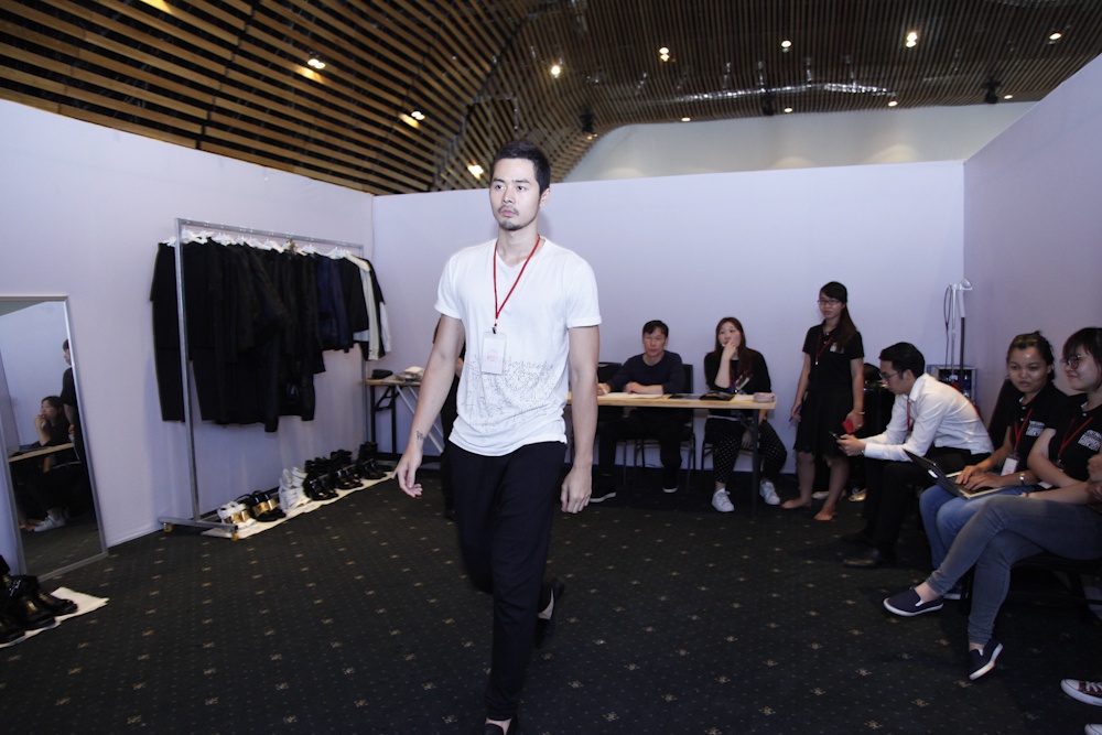 Dan mau nam Viet canh tranh suat dien show cua NTK so 1 Han hinh anh