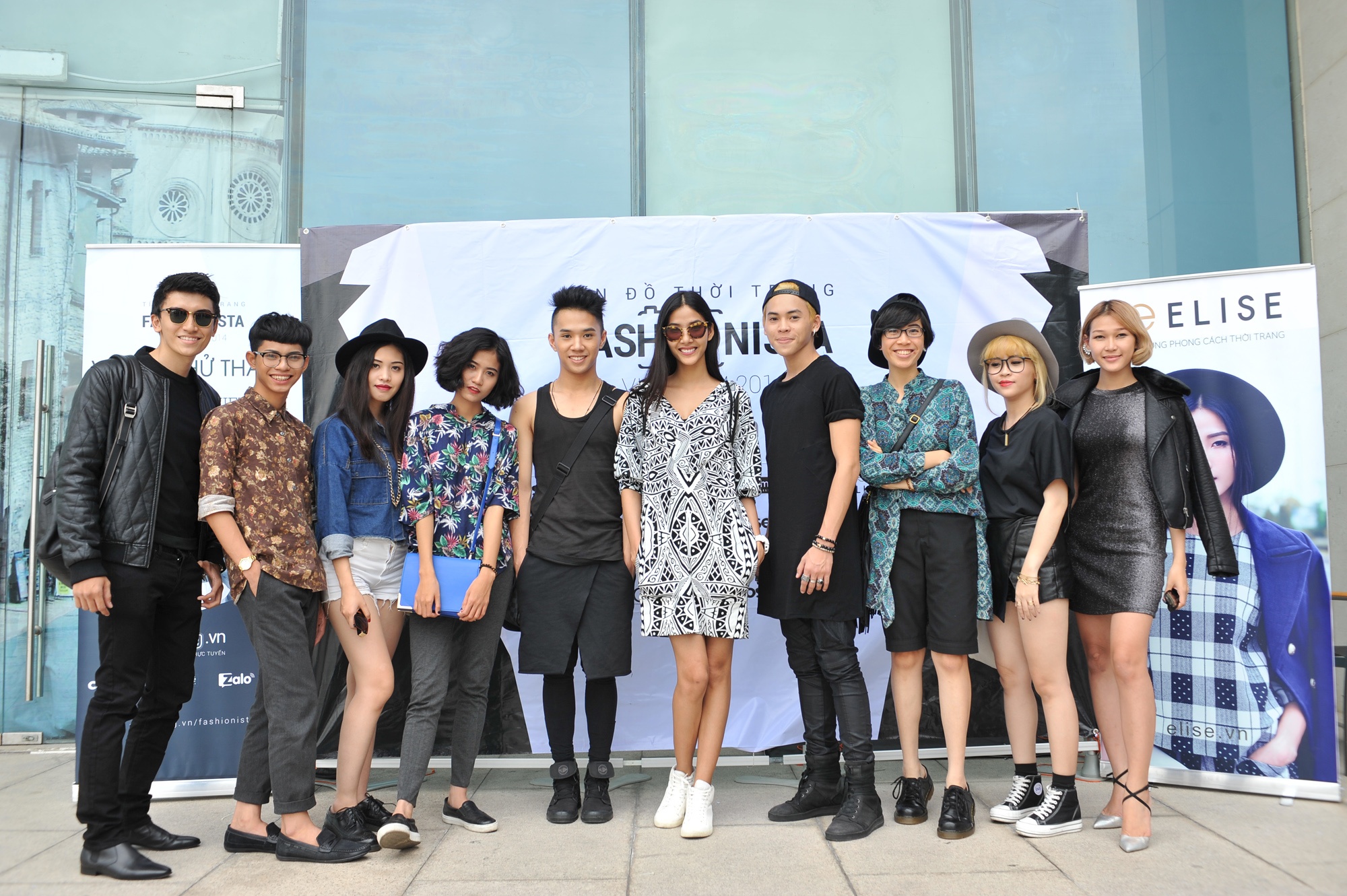 Người mẫu Hoàng Thùy mang đến sự chuyên nghiệp và tận tâm cho các thí sinh trong phần thi chụp ảnh. 