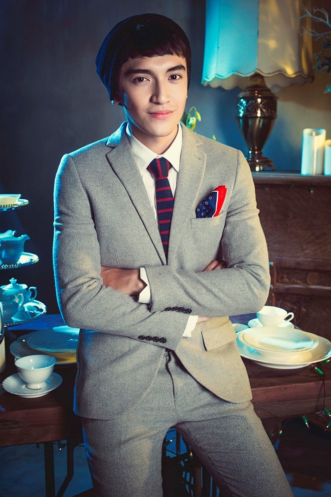 Hồng Đức “bám sát” với 1242 lượt bình chọn. Trang phục dự thi này của thí sinh Việt kiều được nhà thiết kế Lý Quí Khánh đánh giá rất cao.