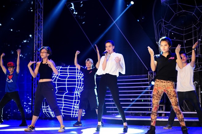 Ho Ngoc Ha bieu dien tren san khau ZMA hinh anh