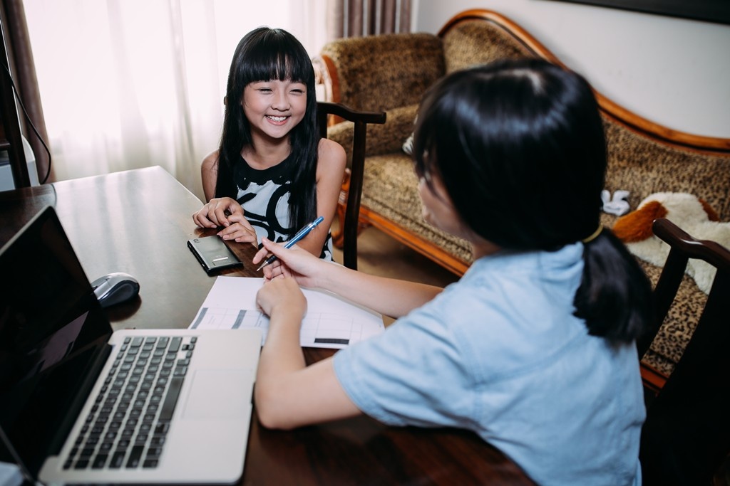 Mot ngay nang dong cua co be dien vien duoc chu y nhat Vbiz hinh anh