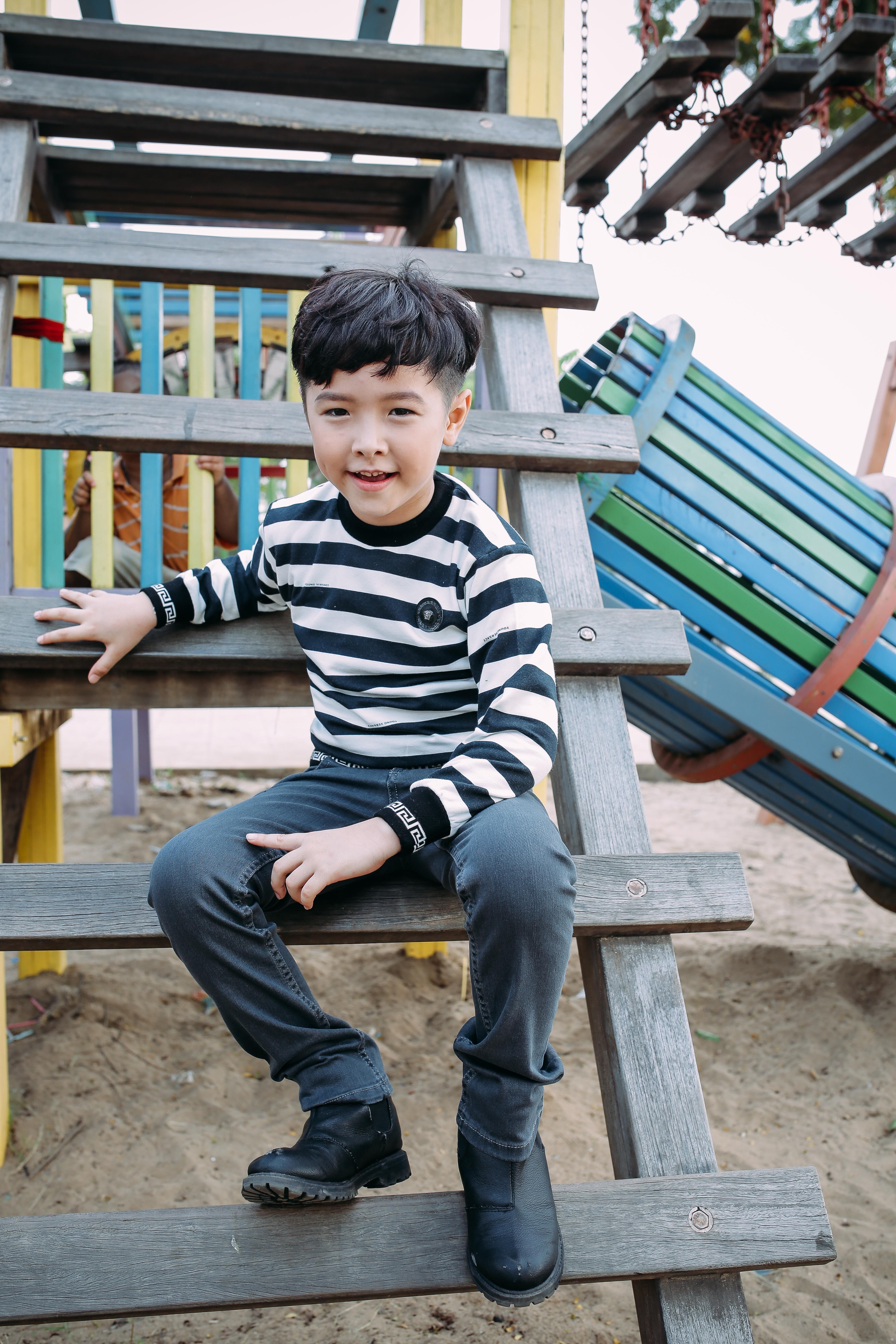 Ben Lee biến hóa liên tục từ hình ảnh cậu bé nghịch ngợm bụi phủi với áo sọc kẻ hoạ tiết hình đầu Medusa trên ngực và hoa văn chữ triện viền tay áo và thân áo, nét đặc trưng của Young Versace…