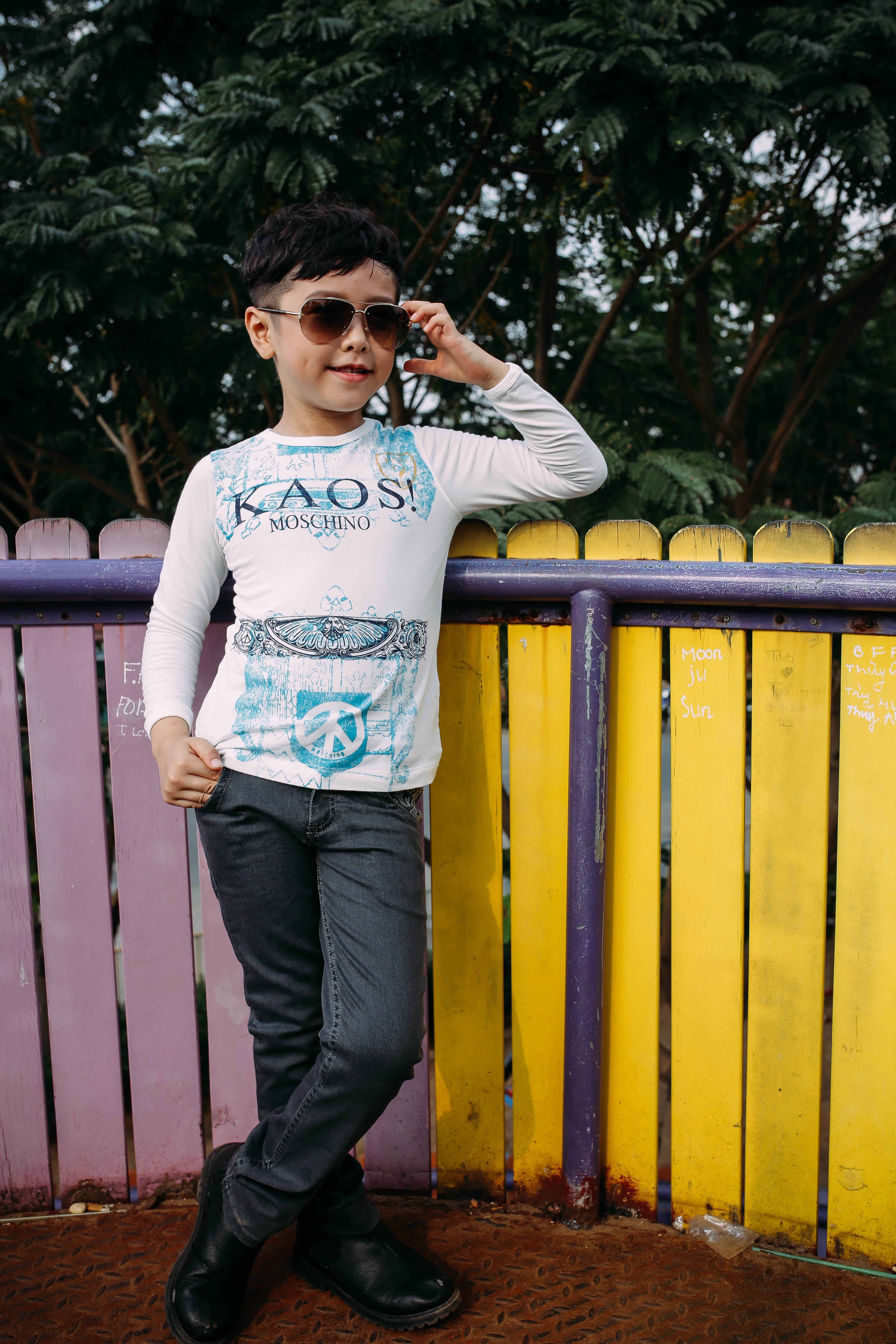 Ben Lee chứng tỏ là fashionista từ nhỏ khi những bộ cánh mà cậu bé khoác vào người đều trở nên rất đáng yêu. Áo thun in chữ Moschino với họa tiết vui mắt kết hợp cùng quần kaki và phụ kiện giúp cậu bé trở nên sành điệu khi ra phố.