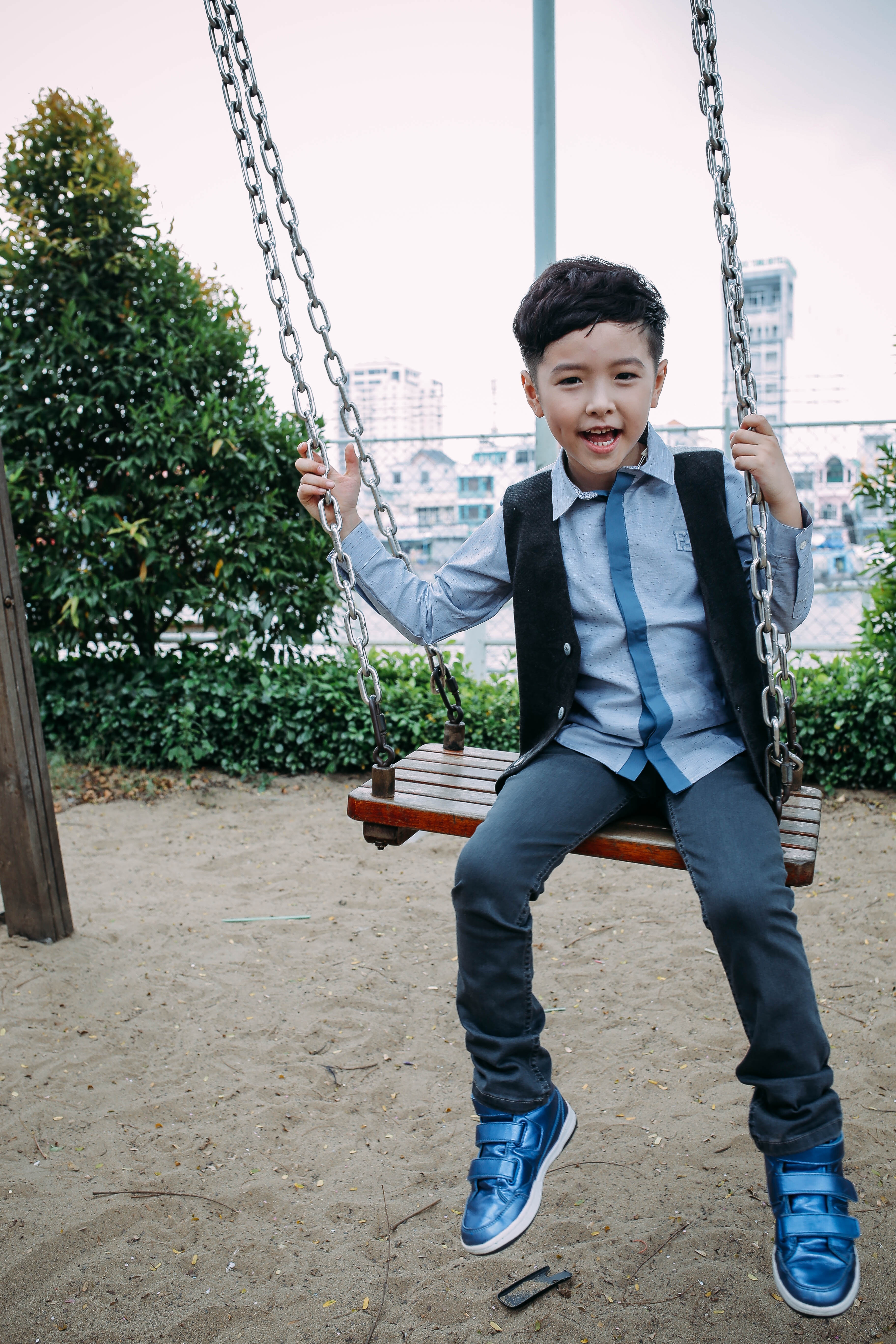 Và một hình ảnh lịch lãm không kém cạnh các quý ông với áo sơ mi Fendi kết hợp gilet của Roberto Cavalli.