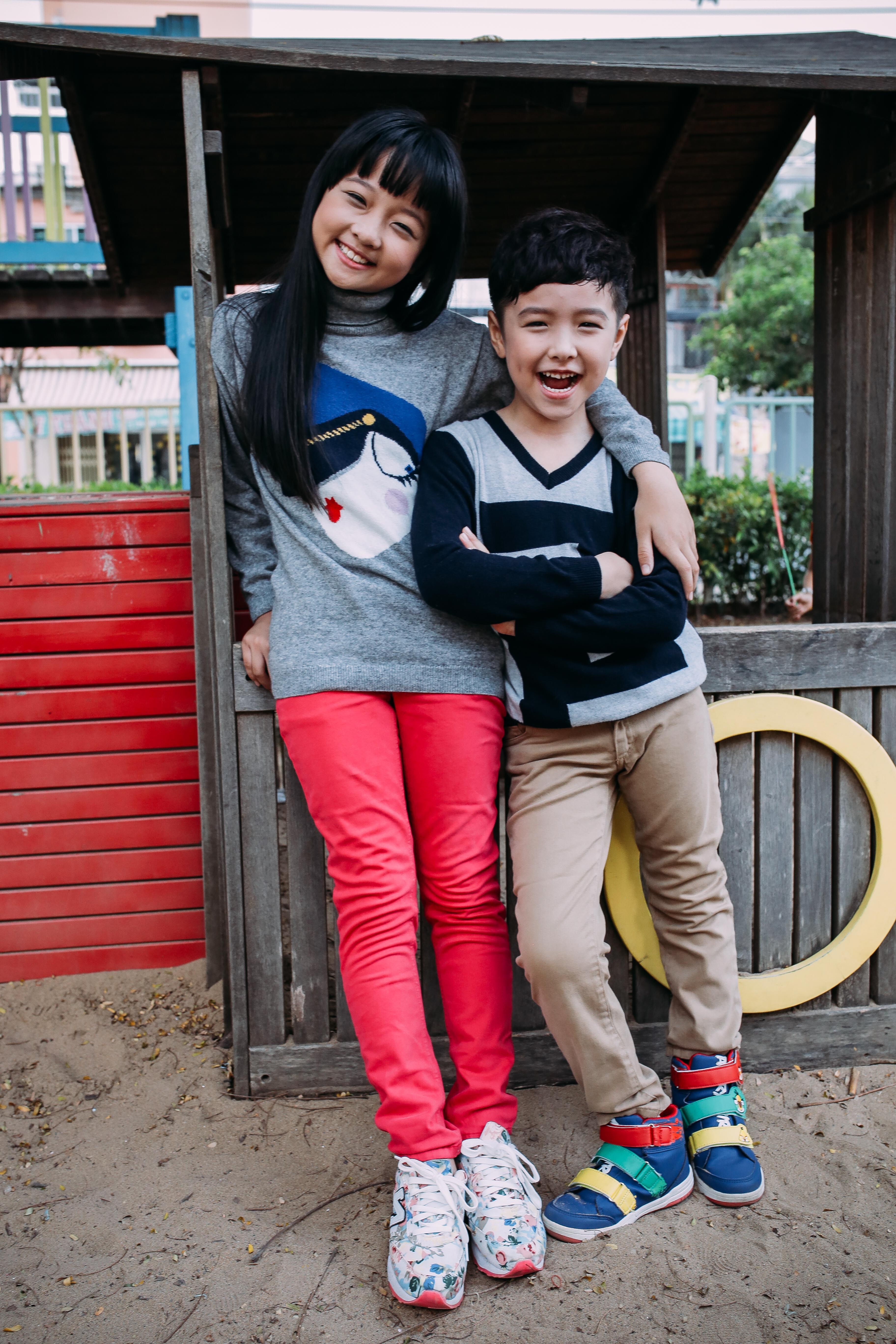 Cặp chị em thân thiết ghi điểm ở gu thời trang cực cool và sự tự tin trước ống kính.