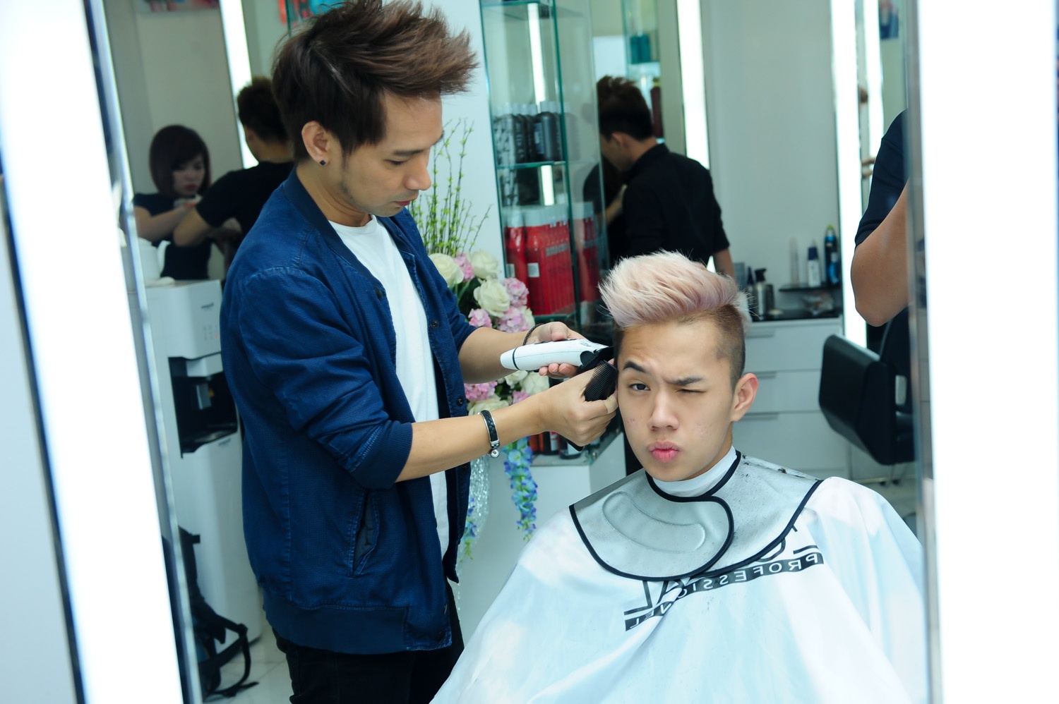 Trai nghiem dich vu cham soc toc dang cap tai Tan the gioi hinh anh