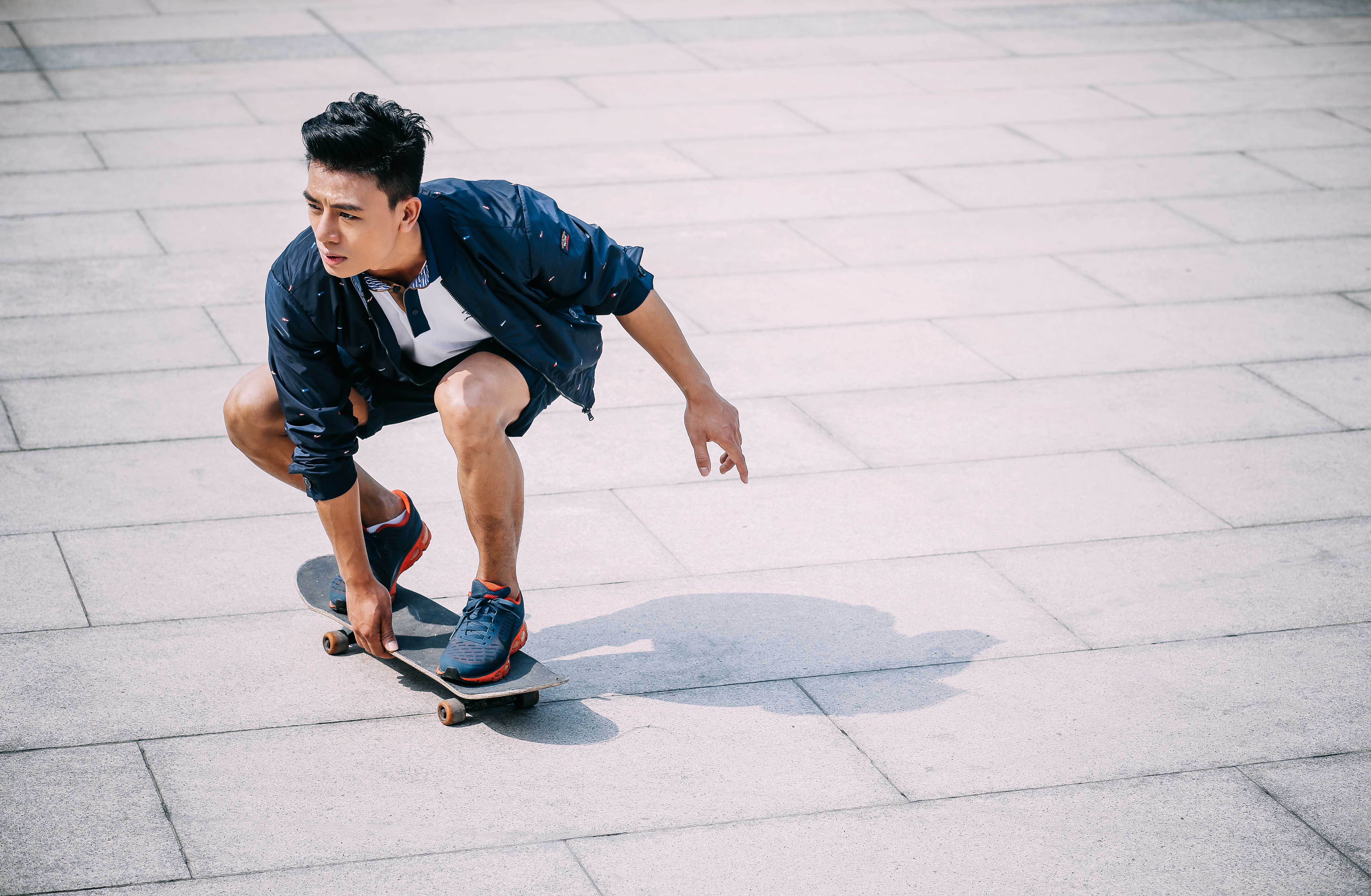 Trong bộ ảnh mới nhất, Hiếu Nguyễn khoác lên mình những trang phục đời thường phong cách thể thao, nhưng vẫn giữ được nét sang trọng của các quý ông. 