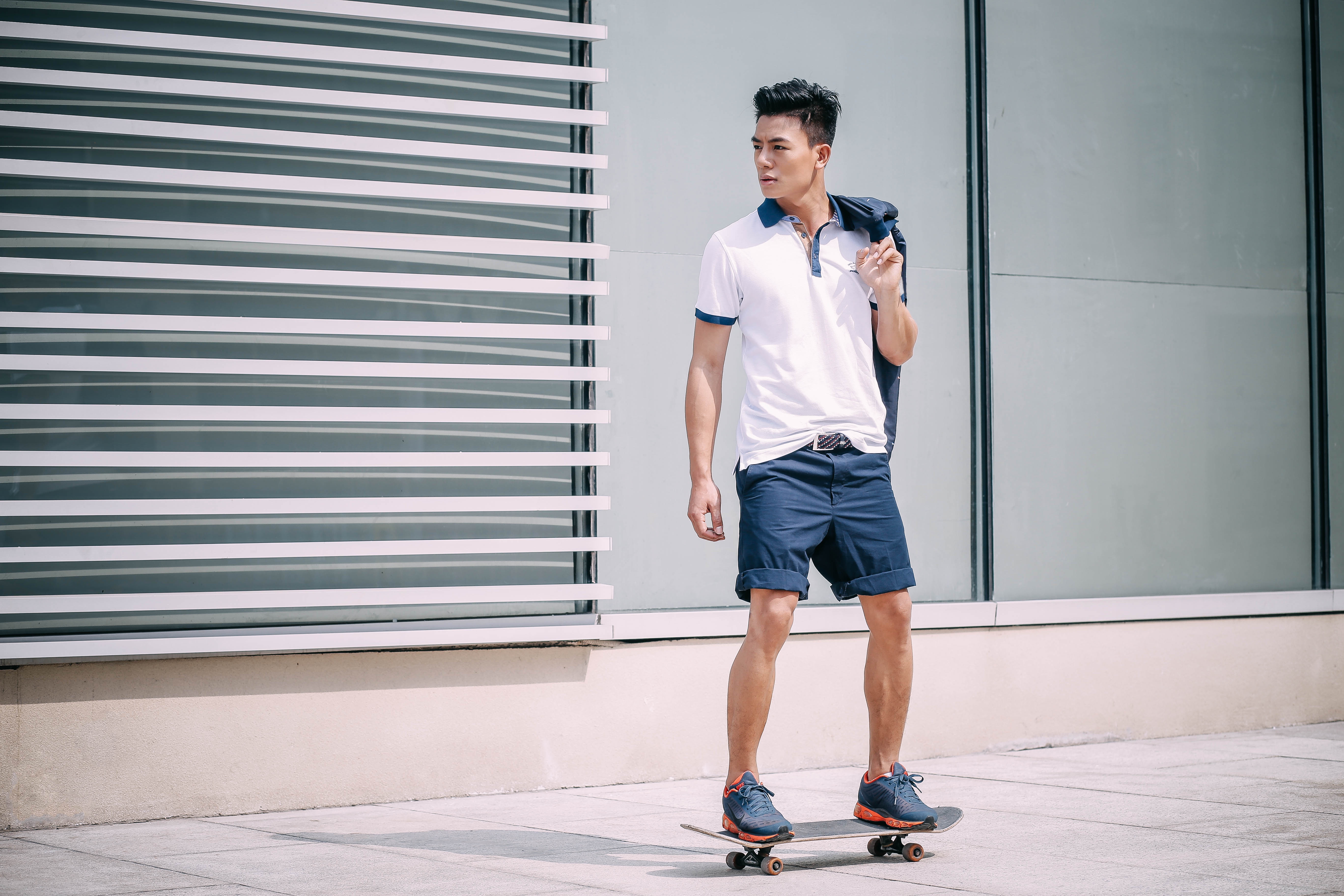 Áo thun, quần shorts giúp anh thoải mái vận động trong tiết trời nắng nóng của Sài thành, nhưng vẫn thể hiện được hình ảnh một quý ông bắt nhịp thời trang với các bộ cánh thương hiệu đến từ Ý. 