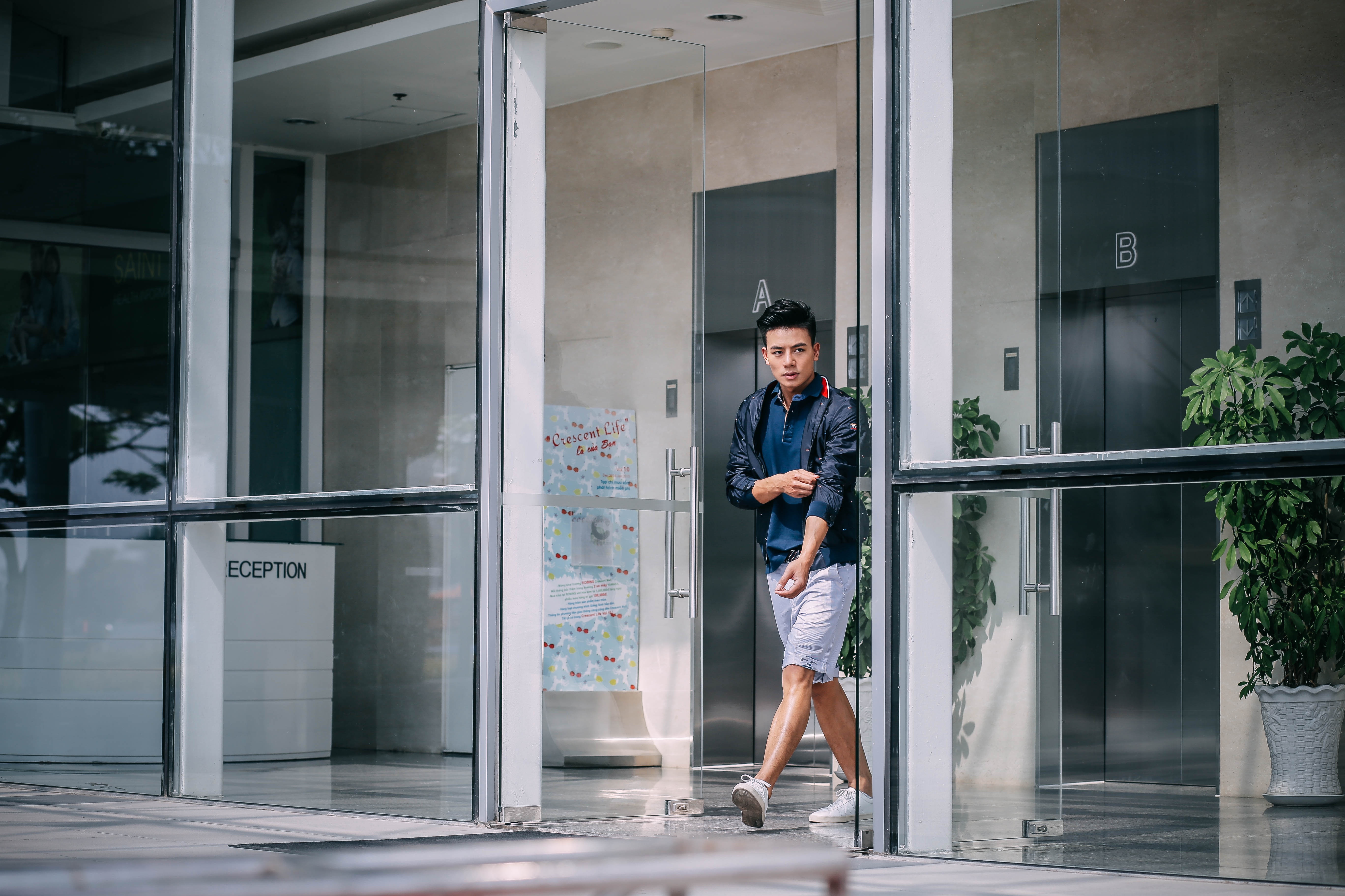 Hiếu Nguyễn chia sẻ, hình ảnh mà anh theo đuổi trong thời điểm hiện tại là một quý ông lịch lãm nhưng vẫn có nét gần gũi với mọi người. Qua đó, các trang phục mà anh chọn lựa để mặc đời thường sẽ giúp anh thể hiện được tính cách của mình: một chút cầu kỳ nhưng phải phóng khoáng. 