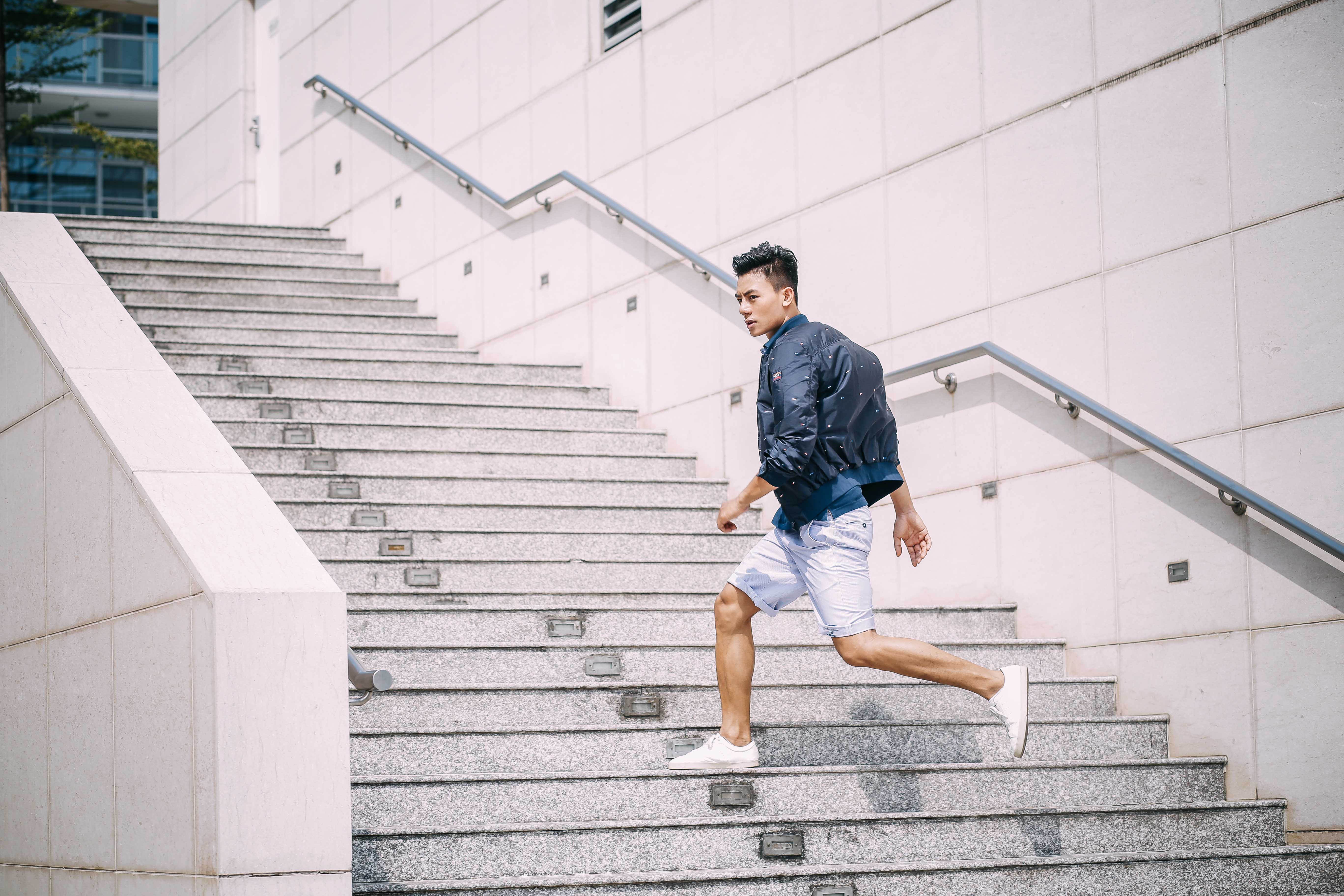 Quần shorts, áo thun có cổ cùng áo khoác đồng tông với áo thun giúp anh nổi bật khi ra phố cà phê cùng bạn bè ngày cuối tuần. 