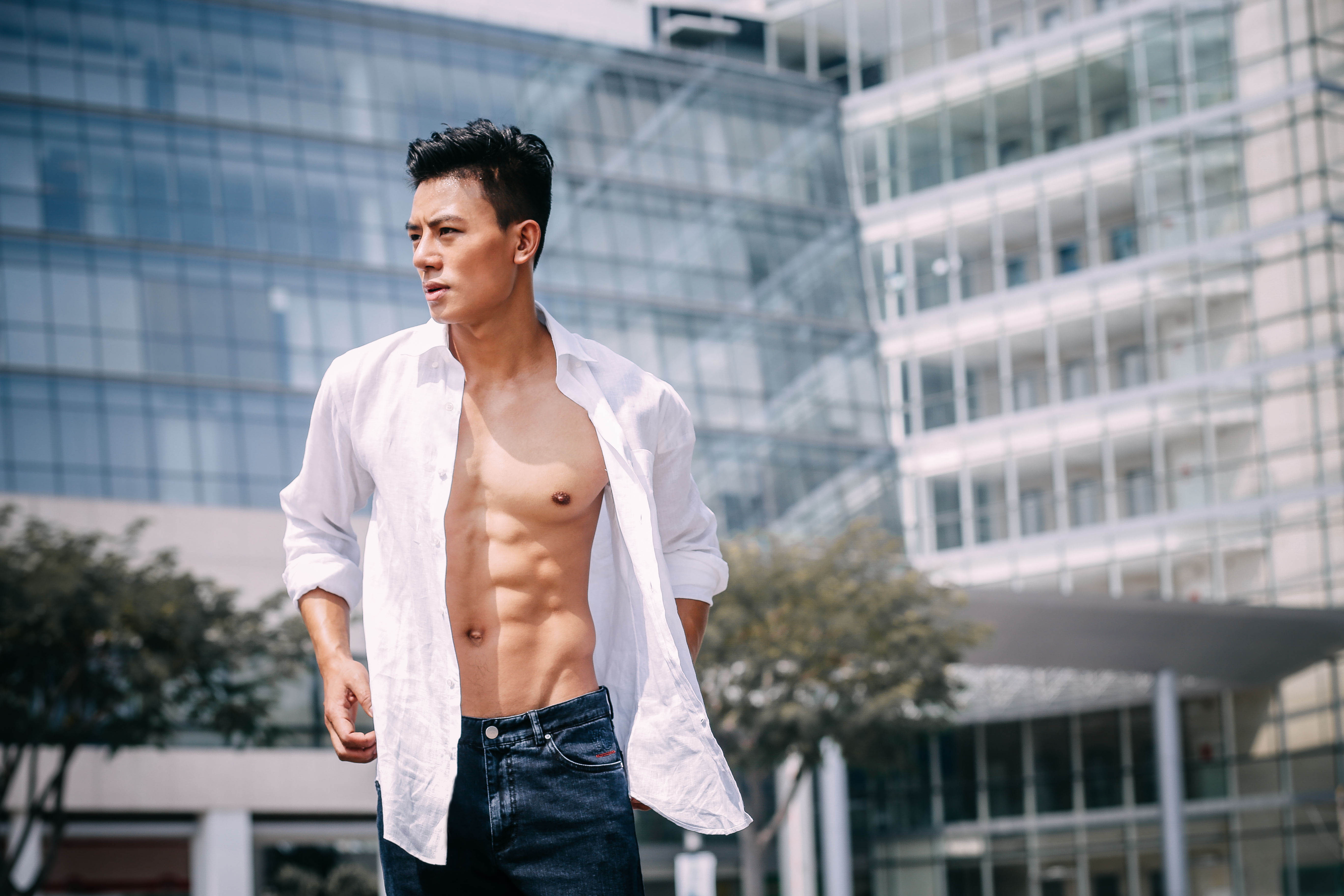 Sự lựa chọn trang phục phù hợp càng tôn thêm vẻ điển trai và vóc dáng cân đối của Hiếu Nguyễn. 