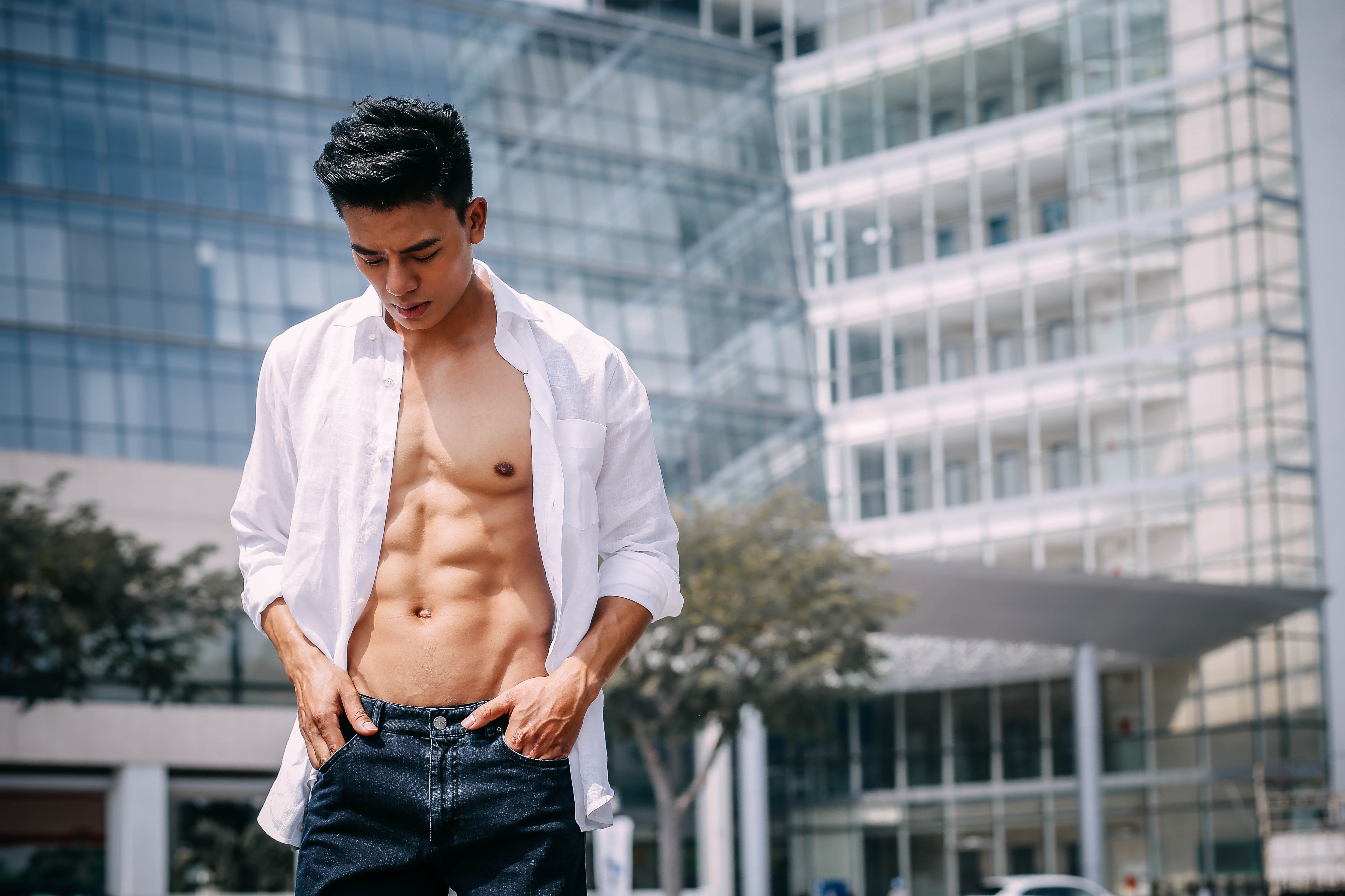 Body rắn rỏi của nam diễn viên qua ống kính càng thêm nổi bật. Anh thoải mái diện áo sơ mi có chất liệu mát nhẹ dành cho những ngày nắng nóng với quần jeans bụi phủi. 