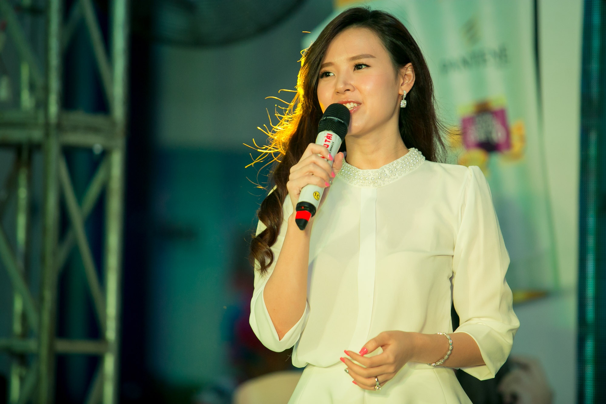 Dong Nhi - Midu lan dau ngoi chung ghe giam khao hinh anh