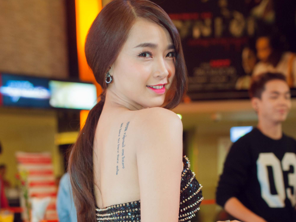 Hai Bang mac vay goi cam khoe hinh xam tren lung hinh anh