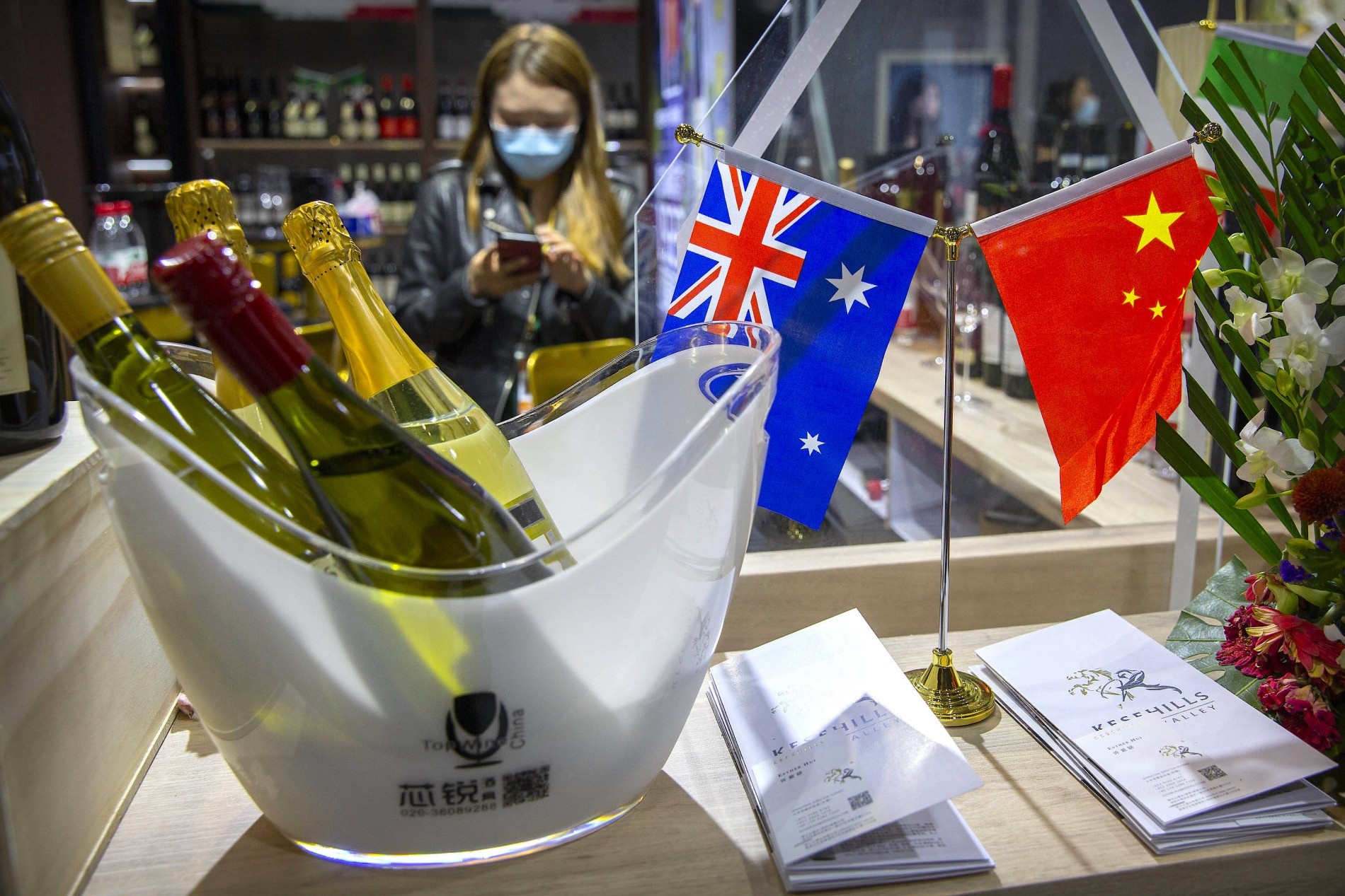 Chinh tri gia the gioi uong ruou Australia de phan doi Trung Quoc hinh anh
