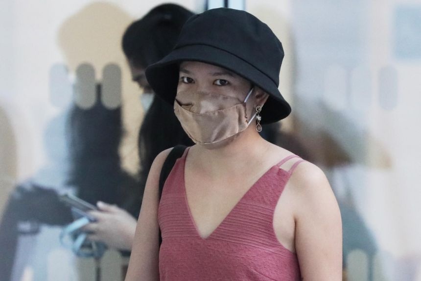 Mot nguoi Viet bi phat hon 2.000 USD o Singapore vi tu tap giua dich hinh anh