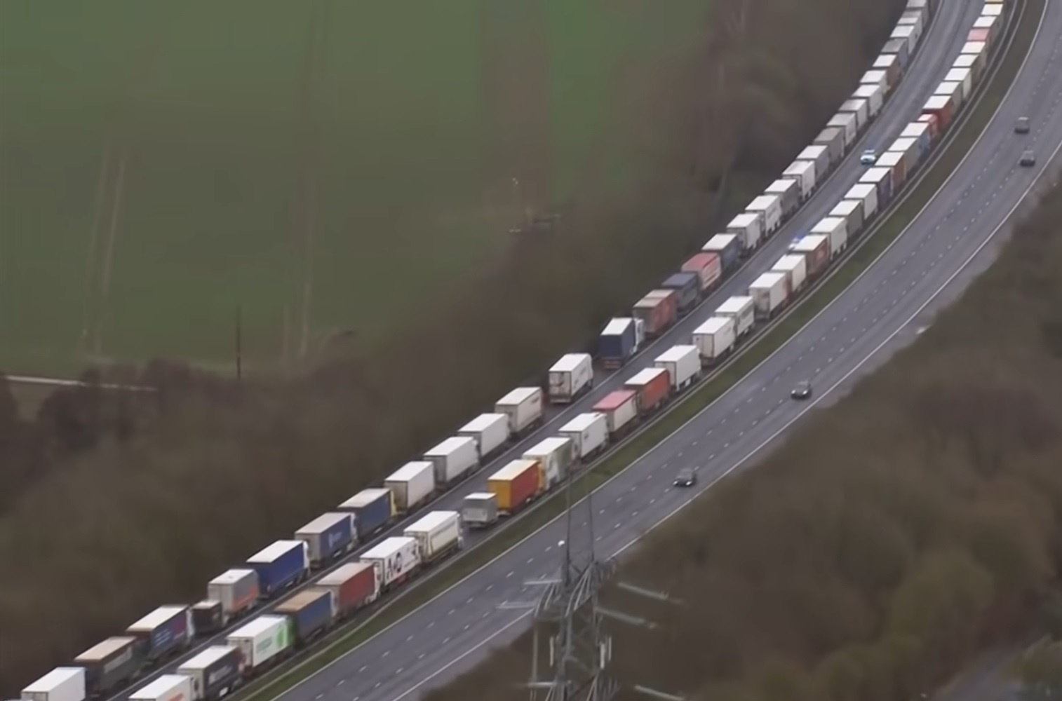 Hang nghin tai xe mac ket vi chau Au 'cach ly' nuoc Anh hinh anh