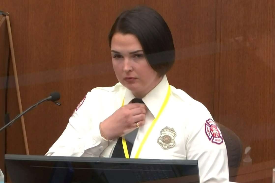 Nhan vien cuu hoa bi ngan can khi muon cuu George Floyd hinh anh