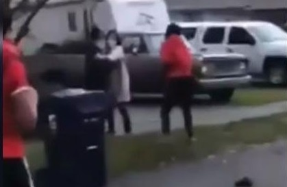 Thieu nien bi bat vi hanh hung cap doi nguoi goc A hinh anh