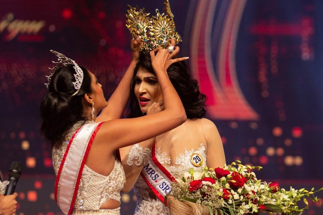 Hoa hau Quy ba The gioi tu bo danh hieu sau vu tuoc vuong mien hinh anh