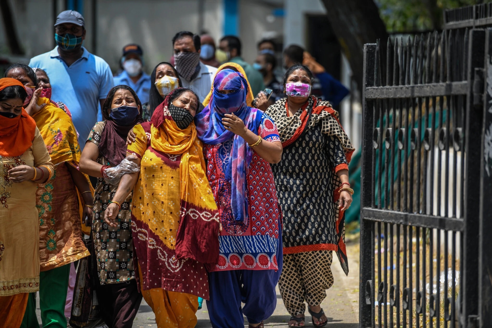 The gioi dat cot moc tiem mot ty lieu vaccine Covid-19 hinh anh