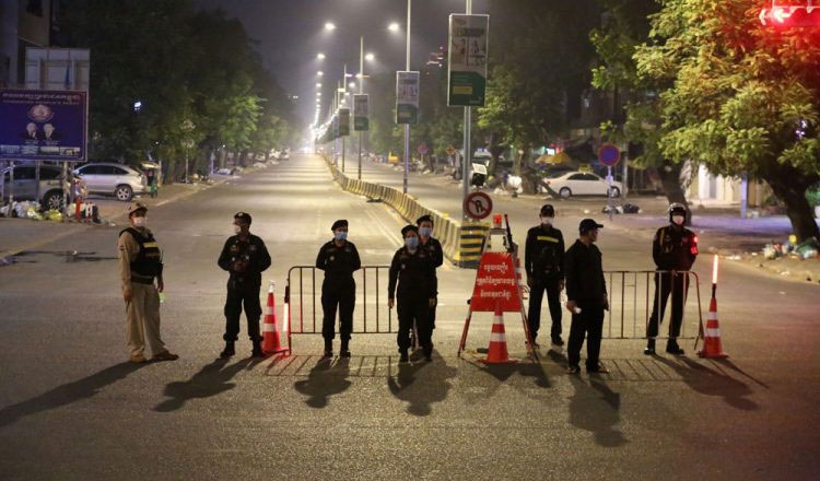 Campuchia phong toa thu do them mot tuan hinh anh