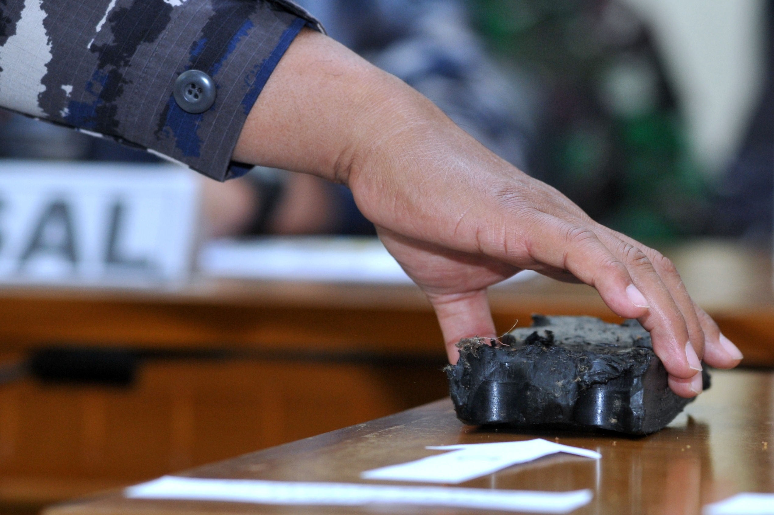 Nhung manh vo duoc tim thay tu tau ngam mat tich cua Indonesia hinh anh