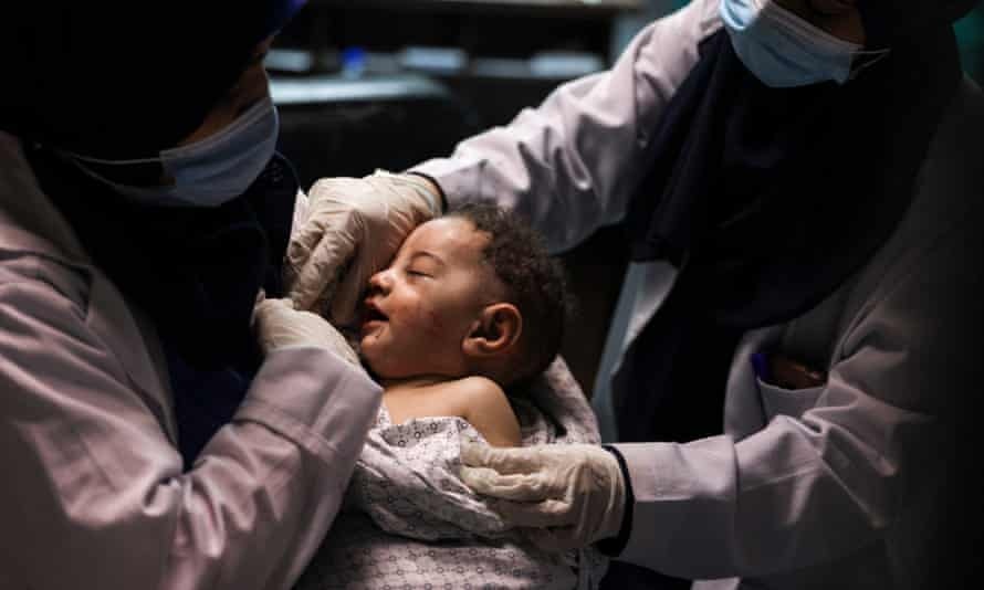 Tam dua tre cung mot nha tu nan vi bom doi o Dai Gaza hinh anh