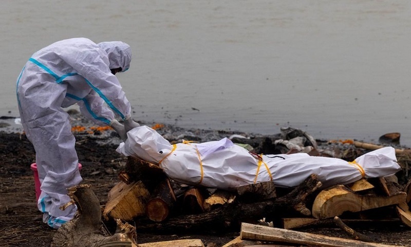 Vi sao nhieu nguoi tha thi the nan nhan Covid-19 xuong song Hang? hinh anh