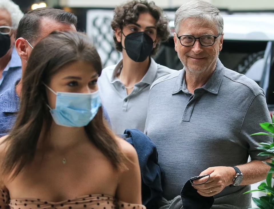 Bill Gates lan dau xuat hien cong khai hau ly hon, van deo nhan cuoi hinh anh