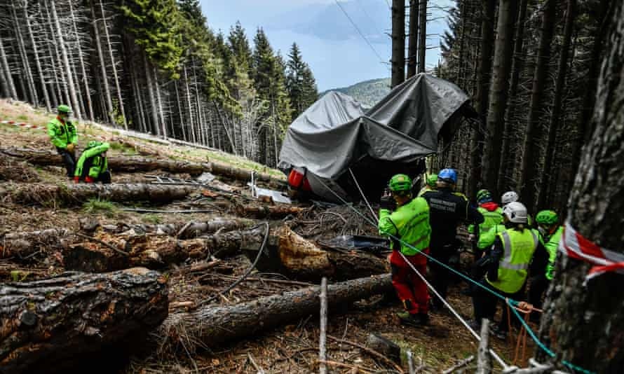 Tinh day sau tai nan cap treo Italy, be trai 5 tuoi mat ca gia dinh hinh anh