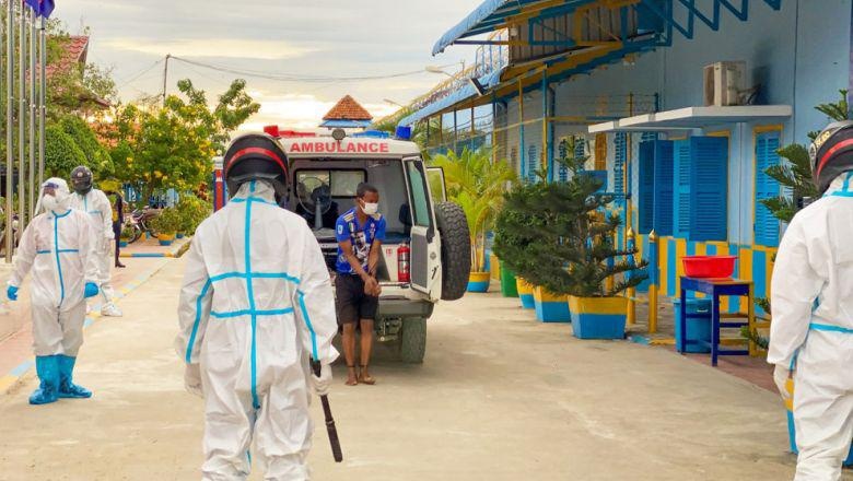 Benh nhan Covid-19 tron dieu tri, nem da canh sat khi bi bat hinh anh