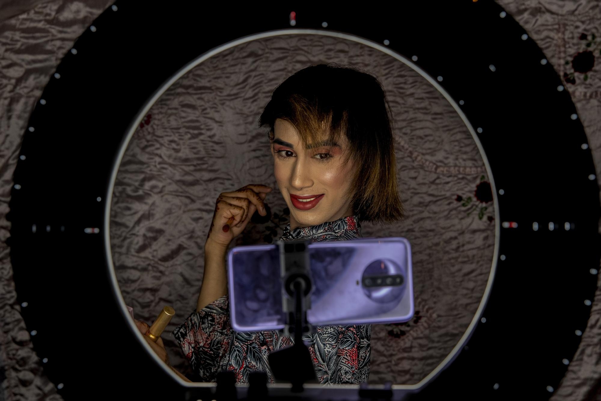 Ba moi chuyen gioi o An Do mat viec vi dai dich hinh anh