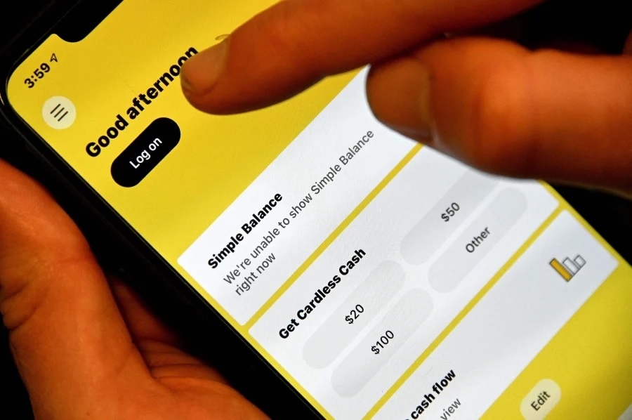 Hang loat ngan hang va hang bay lon bi sap mang hinh anh