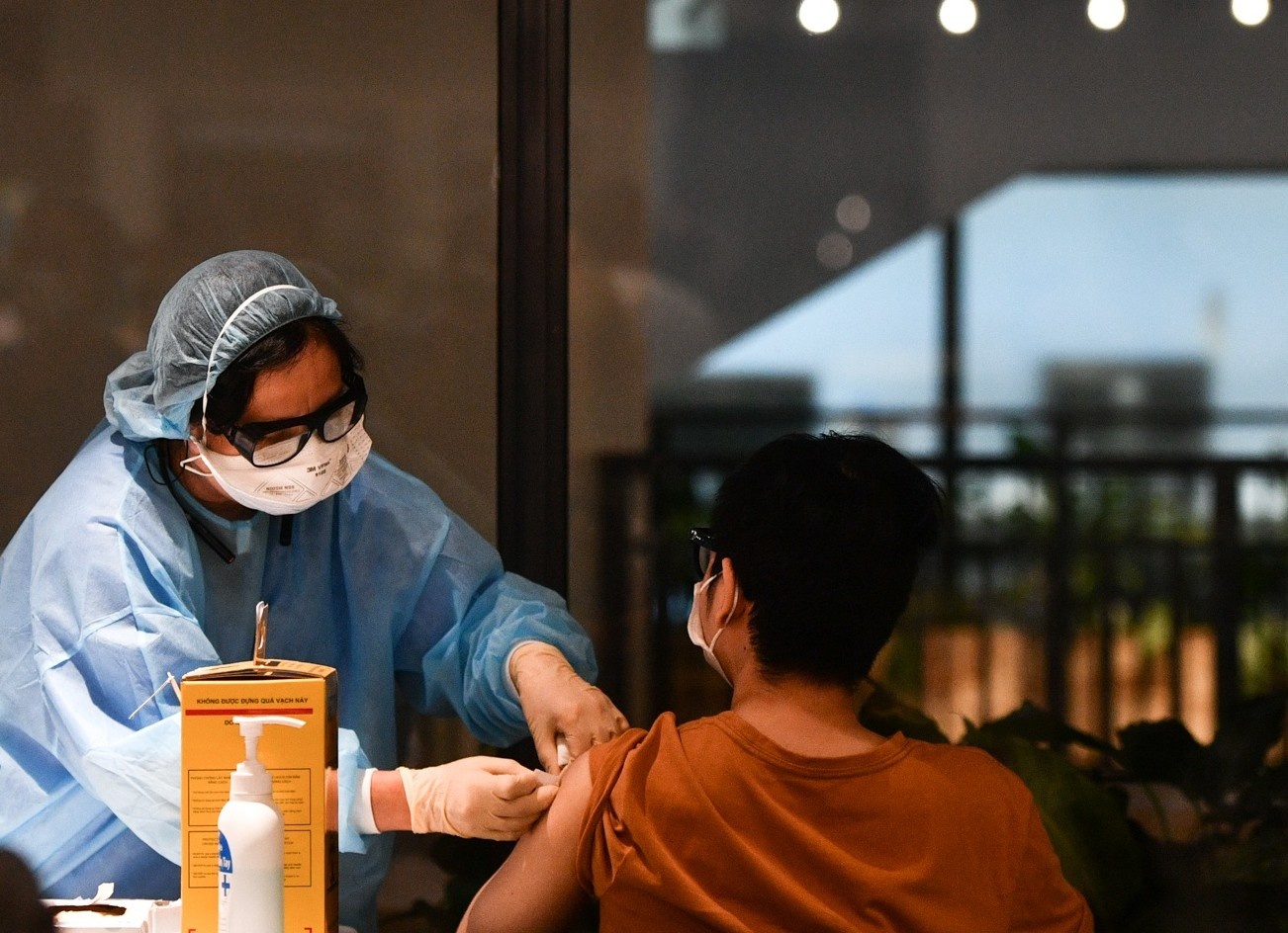 Co van CDC My: Dung doi vaccine khac, neu ban duoc tiem bay gio hinh anh