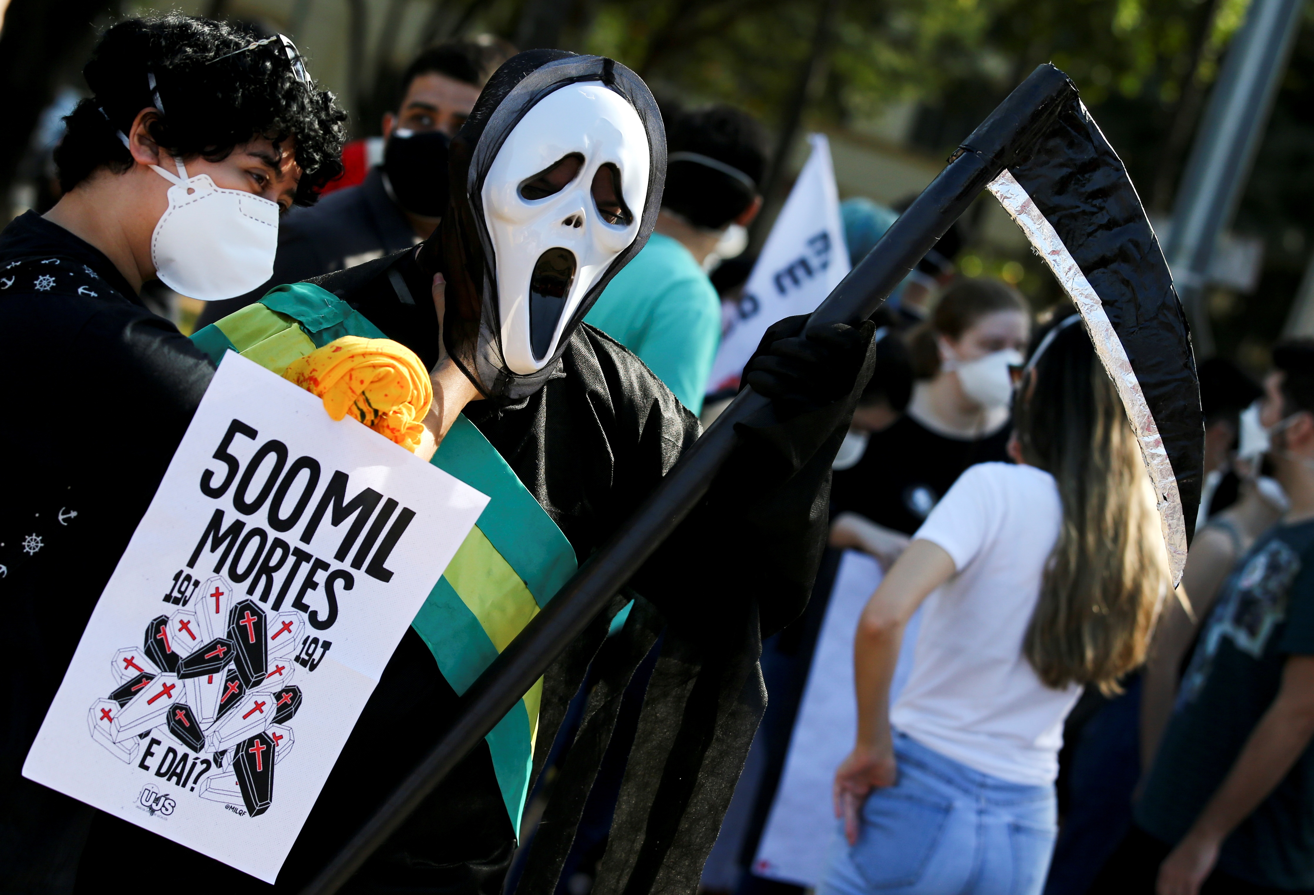 Brazil vuot moc nua trieu nguoi chet vi Covid-19 hinh anh