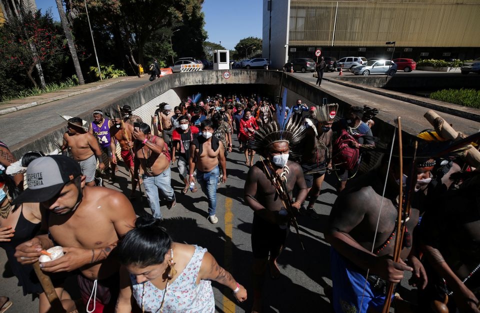 nguoi ban dia Brazil bieu tinh anh 2