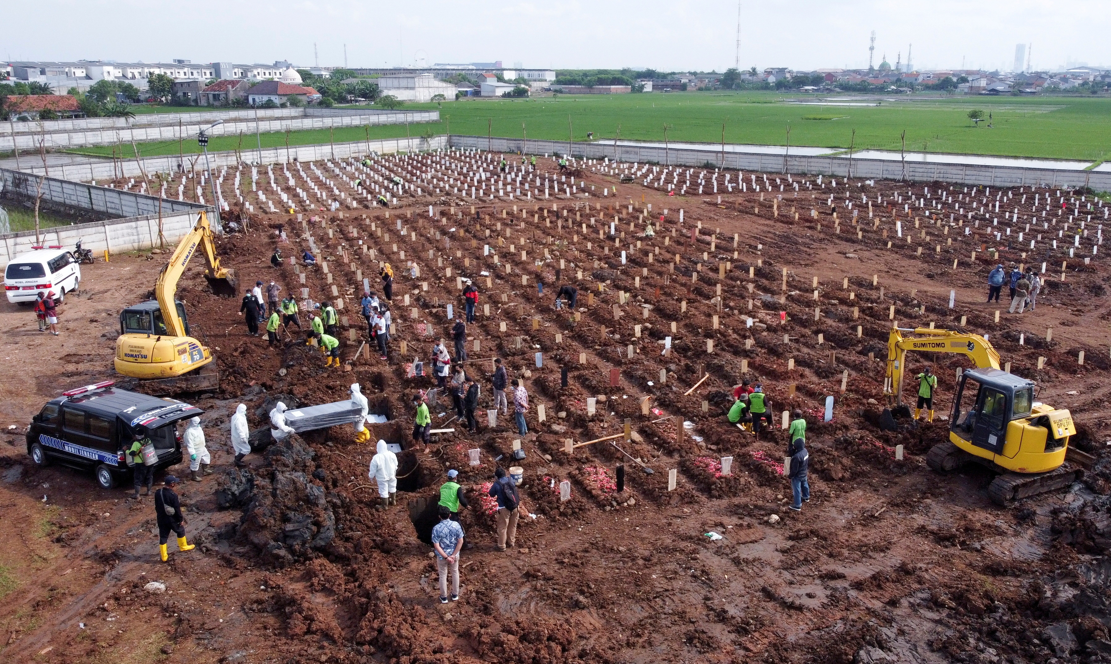 Thuyet am muu chong vaccine Covid-19 tran lan o Indonesia hinh anh