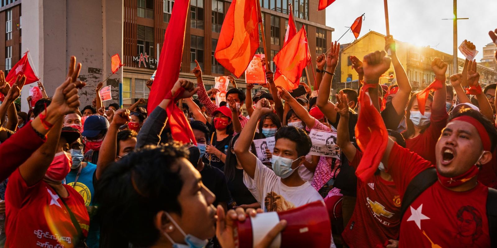 Myanmar huy cao buoc cho 24 nguoi noi tieng hinh anh