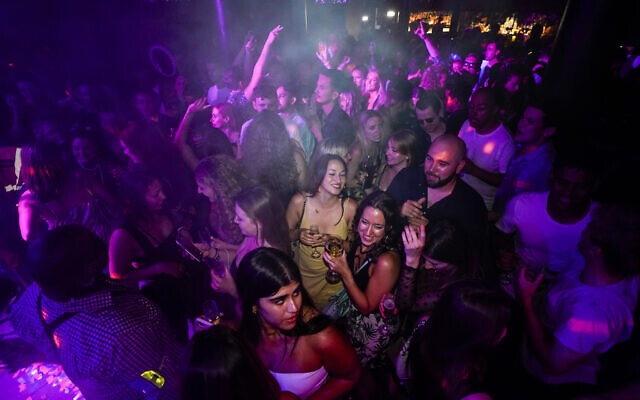 dan Anh di club mung het han che anh 2