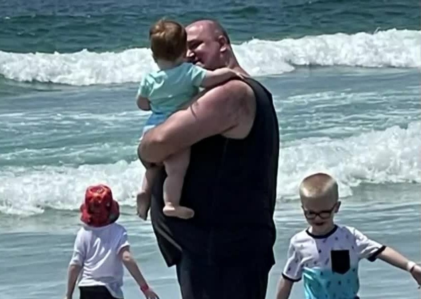 Loi cuoi cua ong bo 5 con: Dang le toi nen tiem ngua Covid-19 hinh anh